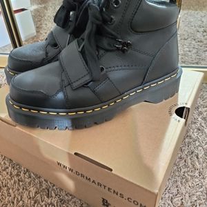 Dr. Martens Zuma ii in black.